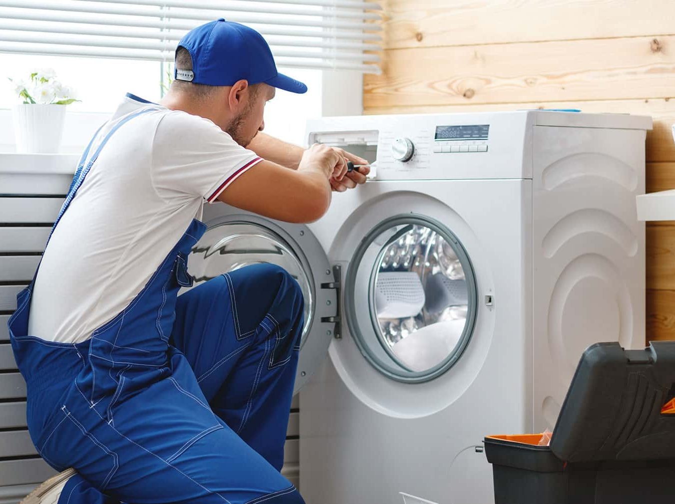 Técnico del servicio técnico Beko reparando electrodoméstico en León